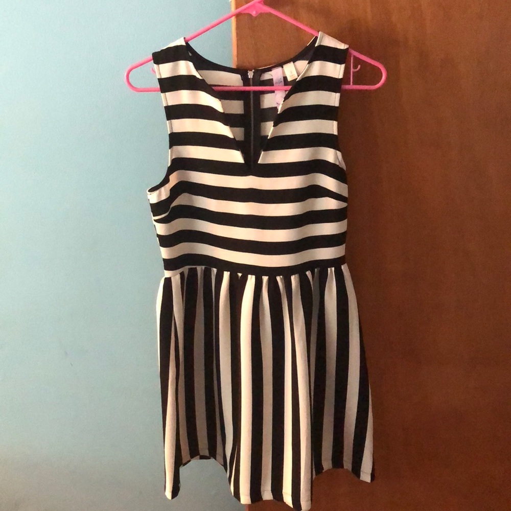 Women’s black and white summer dress